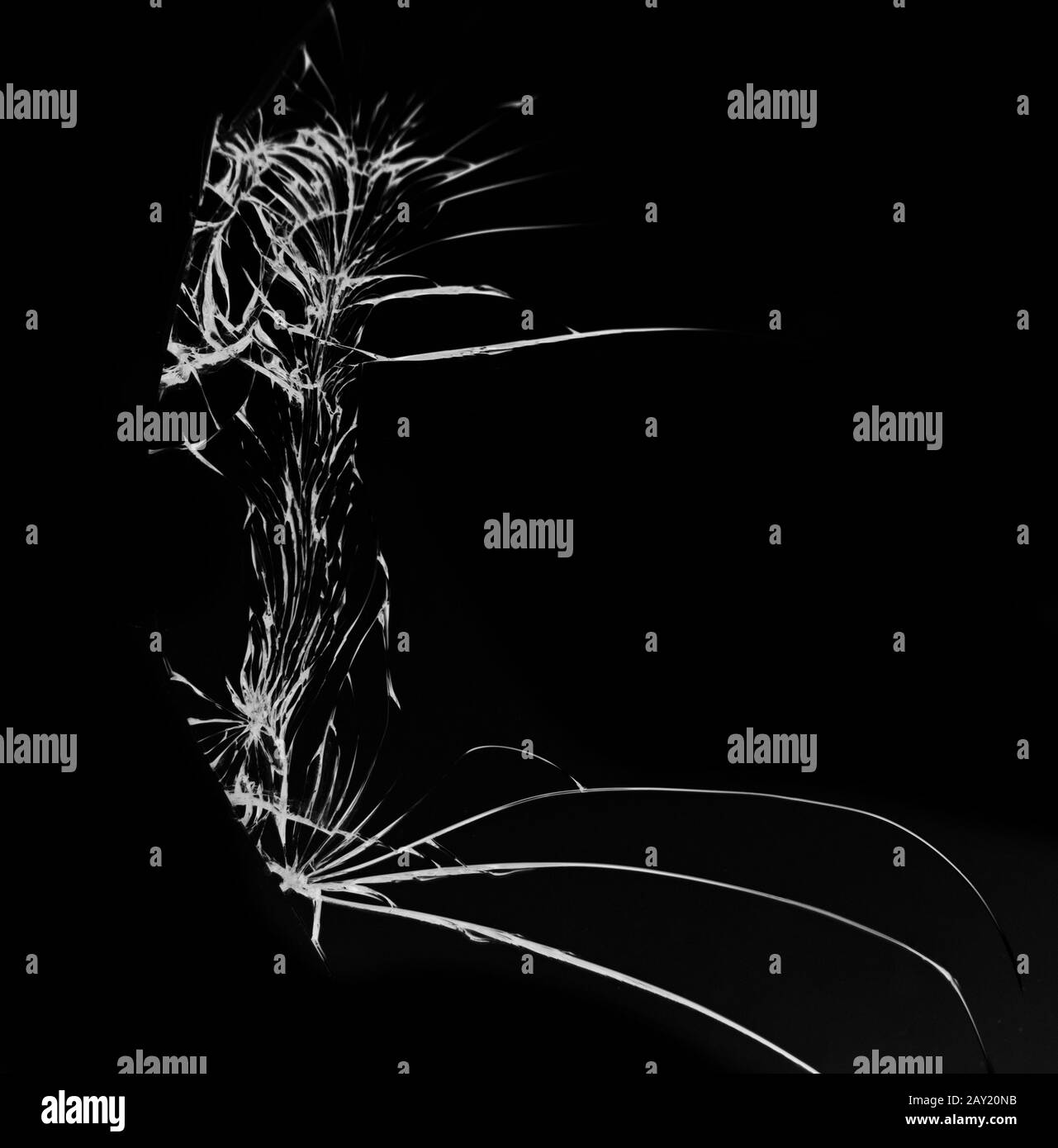 Abstraktion, Risse auf schwarzem Hintergrund. Zerbrochenes Glas des Smartphones. Stockfoto