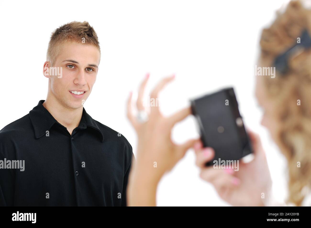 Freundin macht sich ein Bild von einem lächelnden Freund Stockfoto