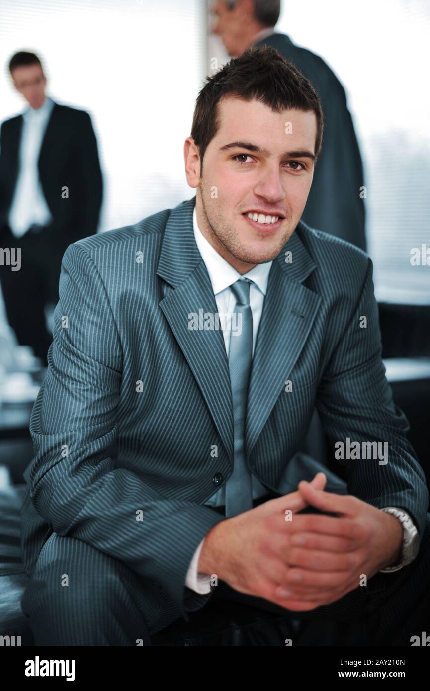 Junger Geschäftsmann bei Bürotreffen Stockfoto