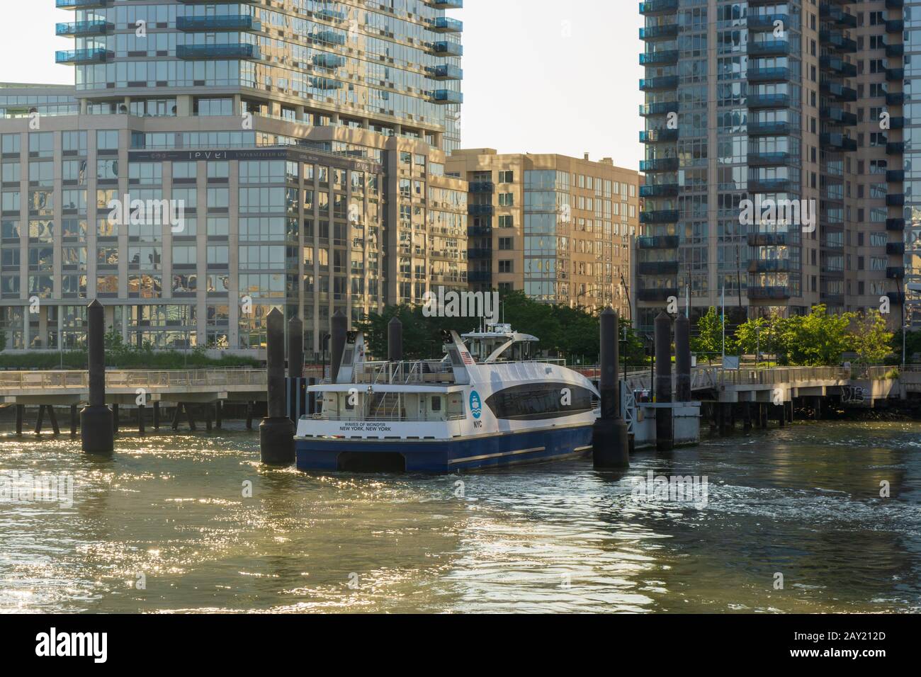 New York, USA - 20. August 2018: Ein Fährschiff der NY Ferry hält an der Fähranlegestelle North Williamsburg vor dem Edge Condominium in New York City Stockfoto