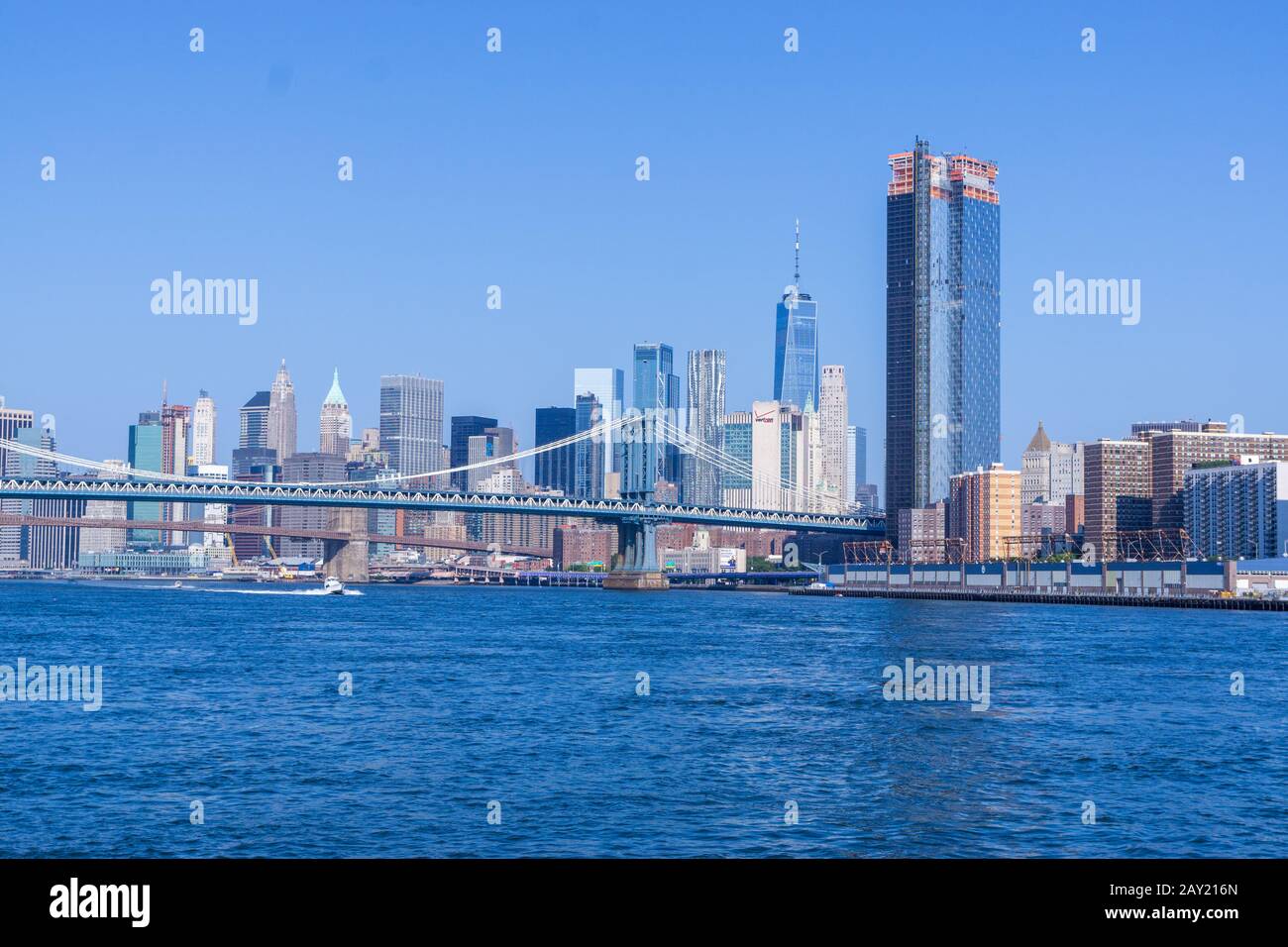 New York, USA - 20. August 2018: One Manhattan Square (auch bekannt als 227 Cherry Street oder 252 South Street) ist ein Wolkenkratzer-Projekt für Wohnimmobilie im Stockfoto