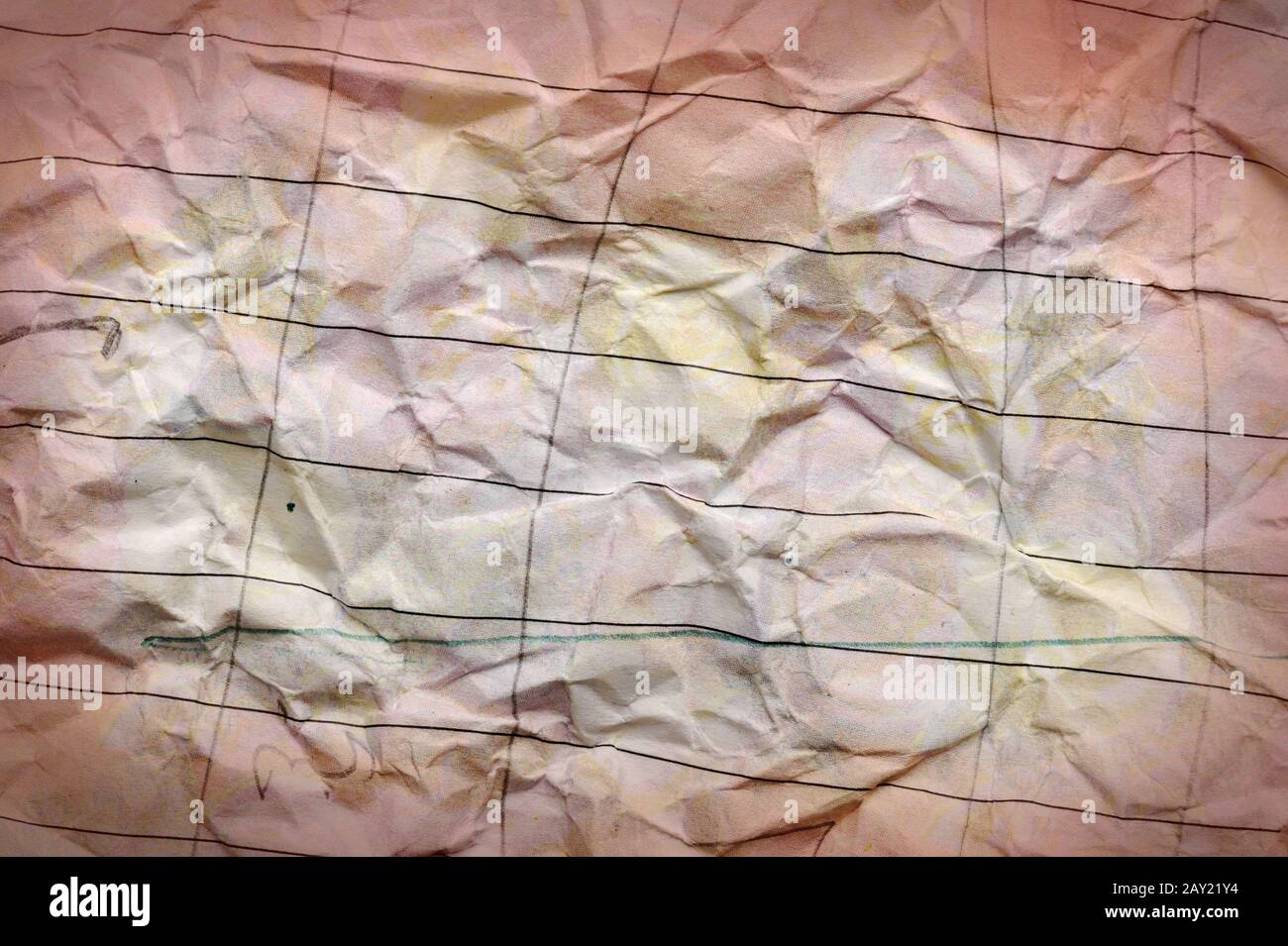 Zerknittertes Altpapier mit Linien Stockfoto