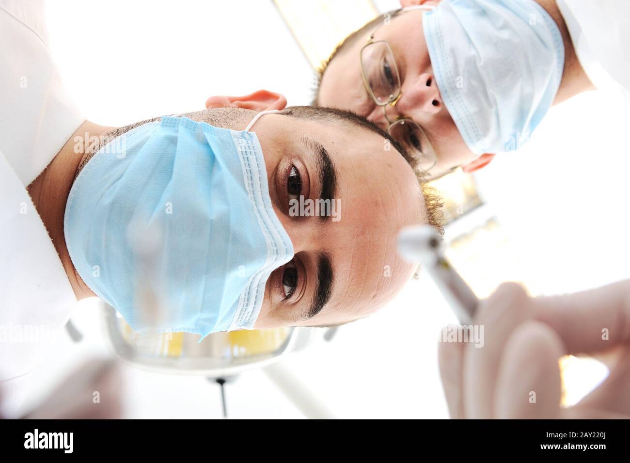 Zwei Ärzte im OP-Raum arbeiten Stockfoto