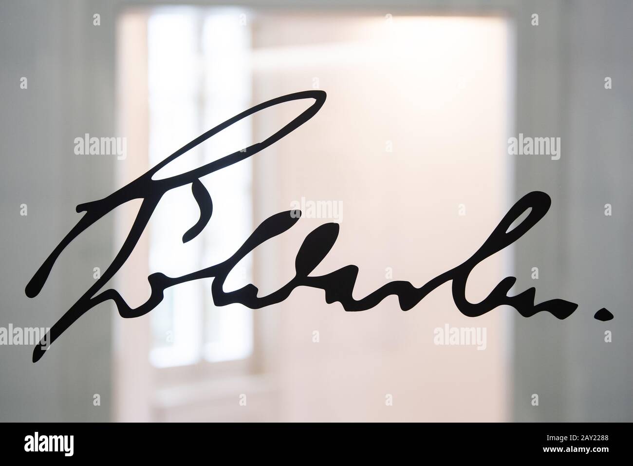 14. Februar 2020, Baden-Württemberg, Tübingen: Die Unterschrift von Friedrich Hölderlin klebt an einer transparenten Scheibe. Hölderlin wohnte von 1807 bis 1843 im seit 2017 sanierten Turm in Tübingen. Foto: Tom Weller / dpa Stockfoto