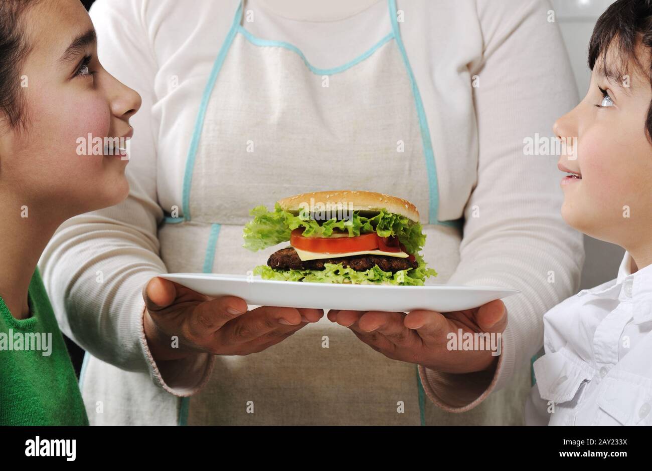 Mutter, die Kindern einen Snack gibt Stockfoto