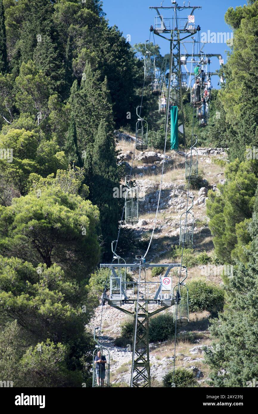 Funivia Colle Eletto (Seilbahn Colle Eletto) von Gubbio zur Basilika ...