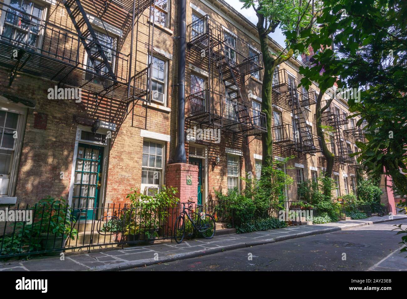 New York, USA - 20. August 2018: Patchin Place im Greenwich Village Manhattan, New York City. Hier waren Heimatschriftsteller; Theodore Dreiser, E. E. Stockfoto