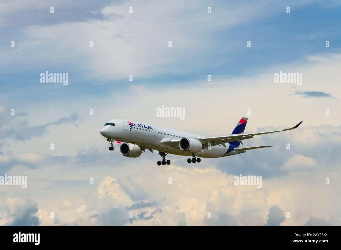 Barcelona, Spanien; 18. Mai 2019: Airbus A350 von Latam-Qatar Airways, Landung auf dem Flughafen El Prat in Barcelona Stockfoto