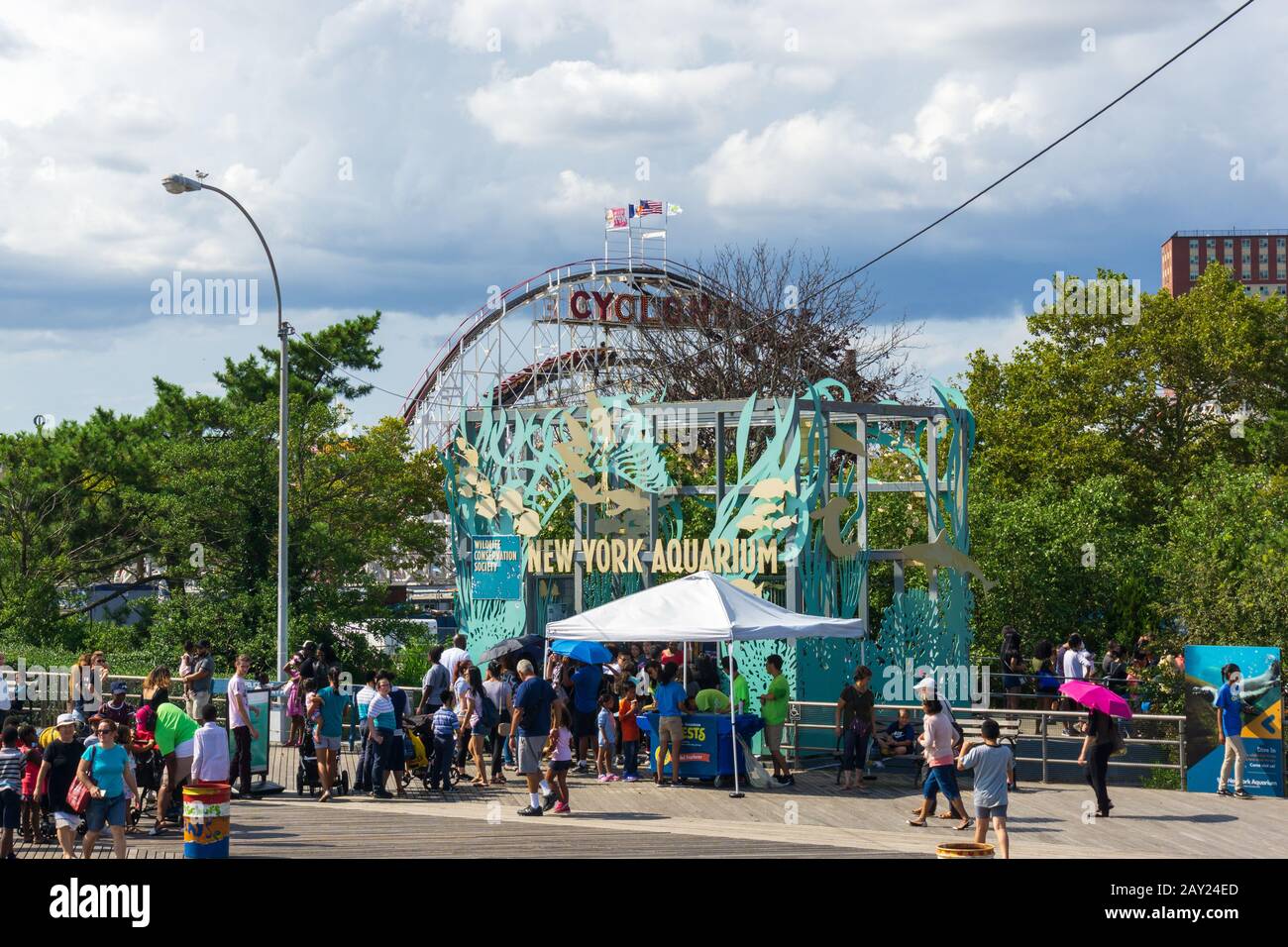 New York, USA - 20. August 2018: Menschenreihe am Eingang zum New York Aquarium auf dem Coney Island Boardwalk in New York City Stockfoto