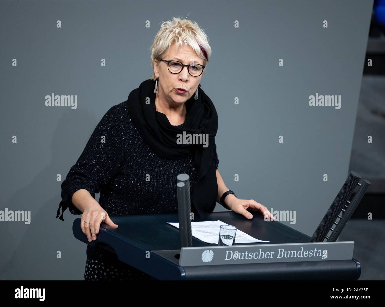 Berlin, Deutschland. Februar 2020. Birke Bull-Bishoff (die Linke), Bildungsexpertin, spricht auf der Vollversammlung im Deutschen Bundestag. Die Hauptthemen der 147. Tagung der 19. Legislaturperiode sind neben Diskussionen über die Beschleunigung von Verkehrsprojekten und die ökologische Digitalisierung die Verabschiedung der verbesserten Mieterbremse und des Gesetzes zur Förderung der Weiterbildung. Credit: Bernd von Jutrczenka / dpa / Alamy Live News Stockfoto