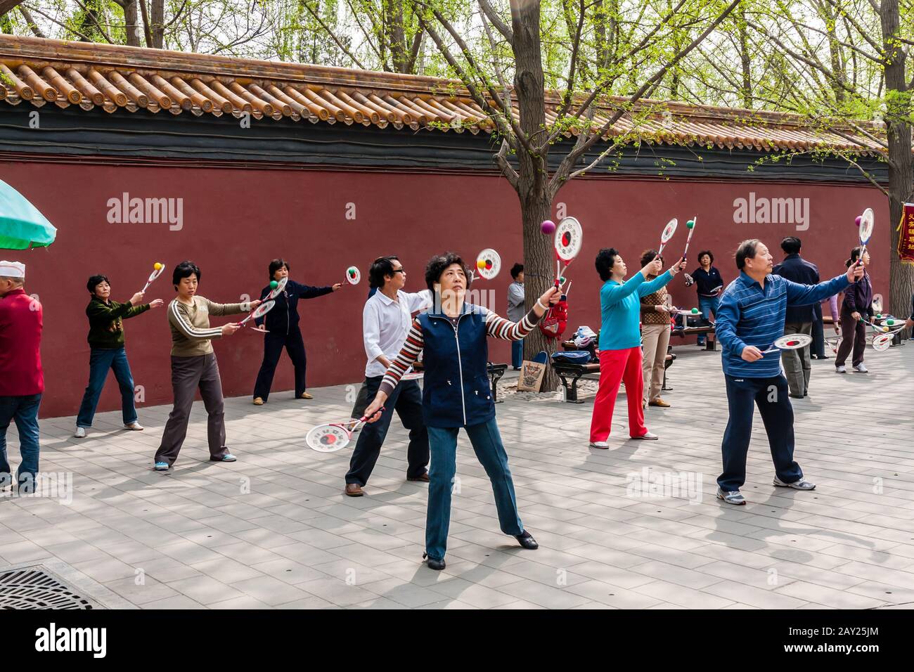 Chinesische Senioren trainieren im Jingshan Park in Peking Stockfoto