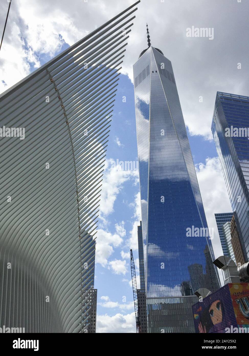 New York, USA - 20. August 2018: Ein WTC Oculus Detail mit Einem Wolkenkratzer des World Trade Centers im Hintergrund Stockfoto