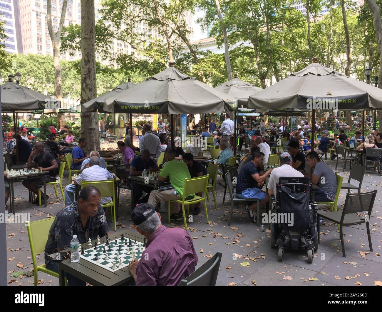 New York, USA - 20. August 2018: Einige Leute spielen Schach im Bryant Park in Midtown Manhattan, New York, USA Stockfoto
