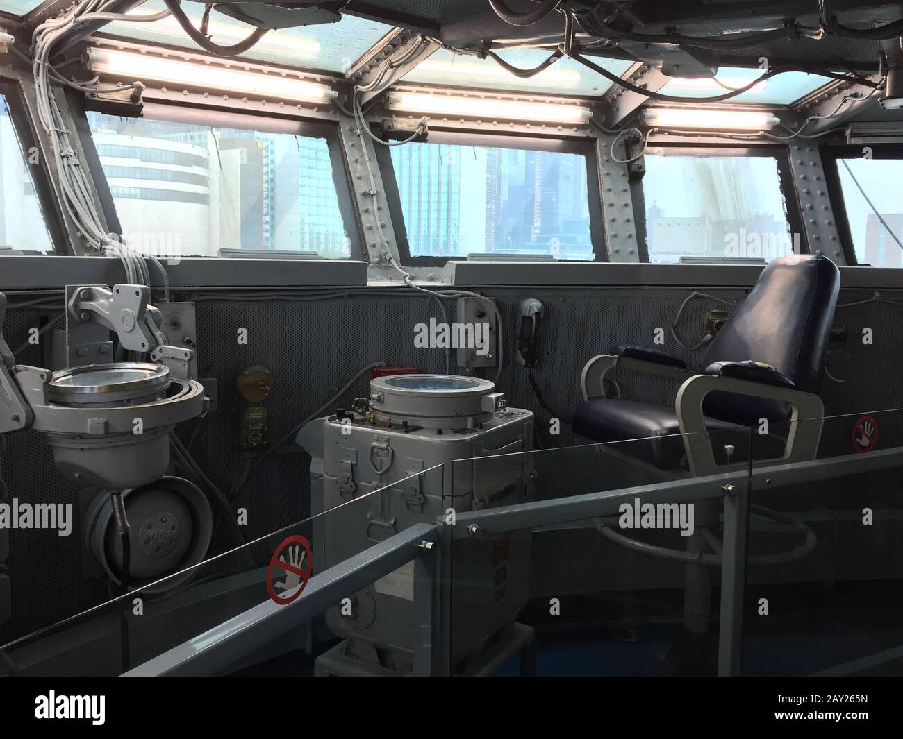 New York, USA - 20. August 2018: Kapitänsbrücke im Intrepid Sea and Air Museum ein Militär- und maritimes Geschichtsmuseum in New York, USA. Stockfoto