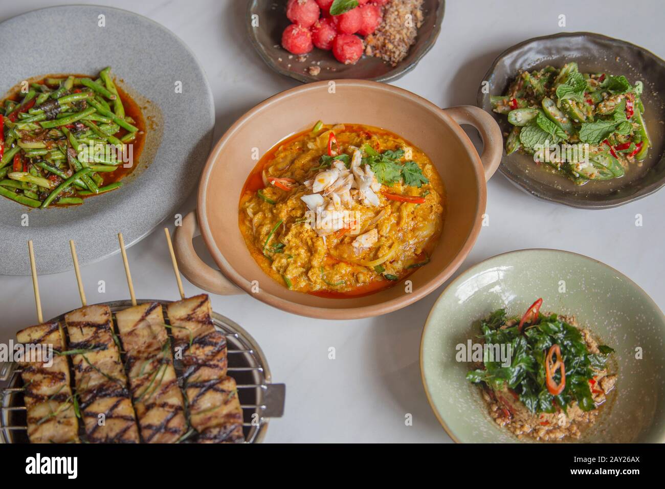 Thai-Food zeichnet sich durch leicht zubereitete Gerichte mit starken aromatischen Komponenten und einem würzigen Rand aus. Stockfoto