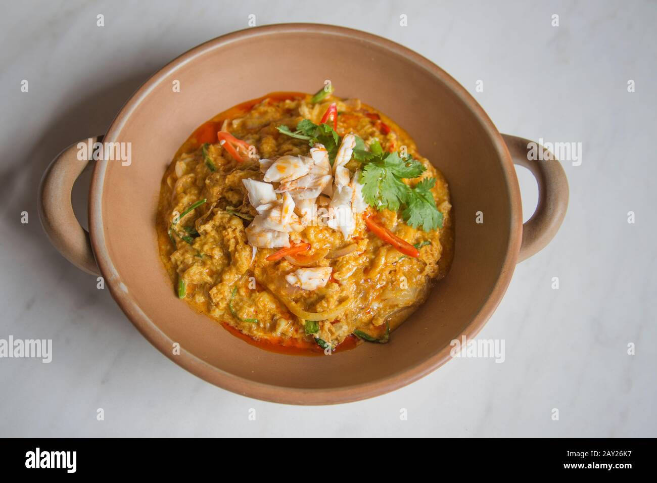 Thai-Food zeichnet sich durch leicht zubereitete Gerichte mit starken aromatischen Komponenten und einem würzigen Rand aus. Dies ist Krabbe Curry rühren gebraten. Stockfoto