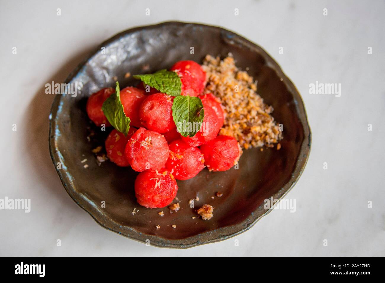 Thai-Food zeichnet sich durch leicht zubereitete Gerichte mit starken aromatischen Komponenten und einem würzigen Rand aus. Dies ist eine Wassermelone Vorspeise. Stockfoto