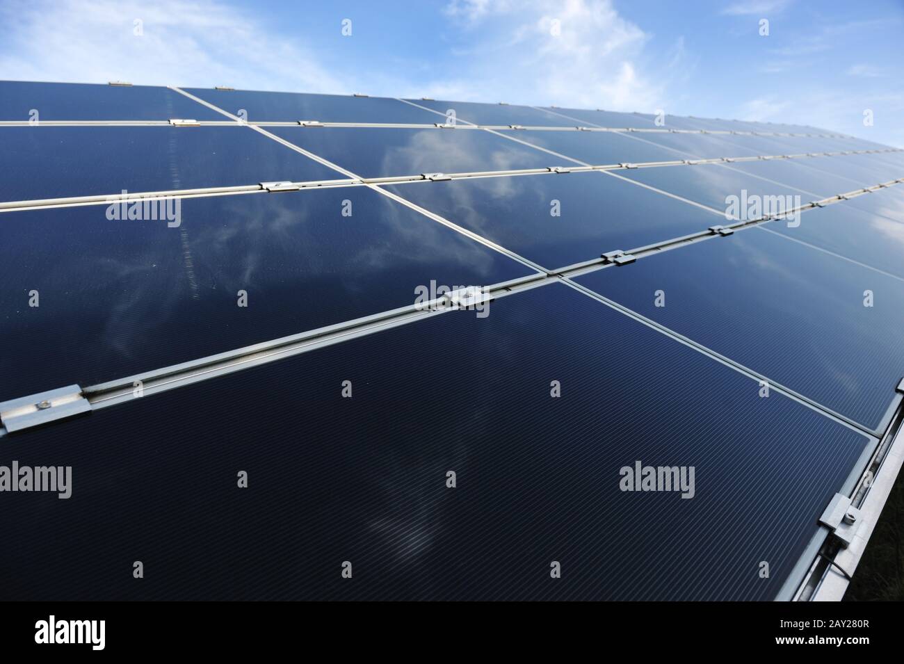 Alternative Energie Photovoltaik-Solarpaneele gegen blauen Himmel Stockfoto