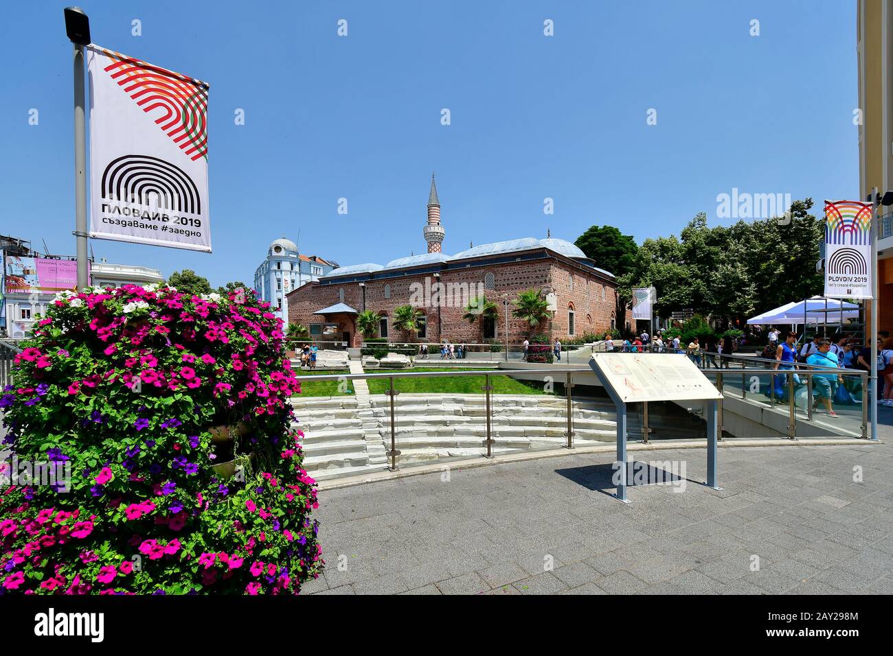 Plovdiv, Bulgarien - 08. Juni 2018: Nicht identifizierte Menschen im Forum Romanum mit der mittelalterlichen Dzhumaya-Moschee in der Fußgängerzone in der Innenstadt Stockfoto