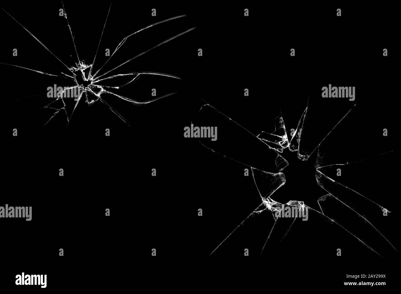 Risse im Glas auf schwarzem Grund. Abstraktion Stockfoto