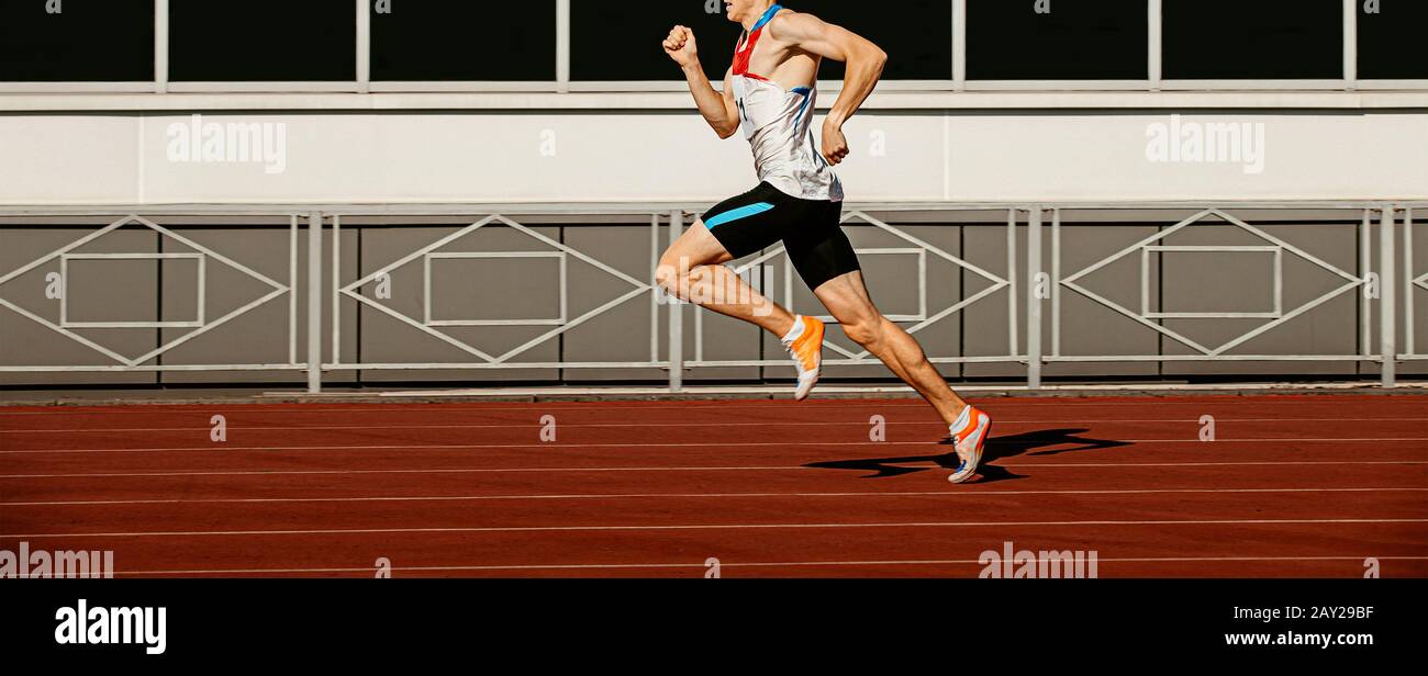 In der Leichtathletik laufen Sprinter des männlichen Läufers auf dem Bahnstadion Stockfoto