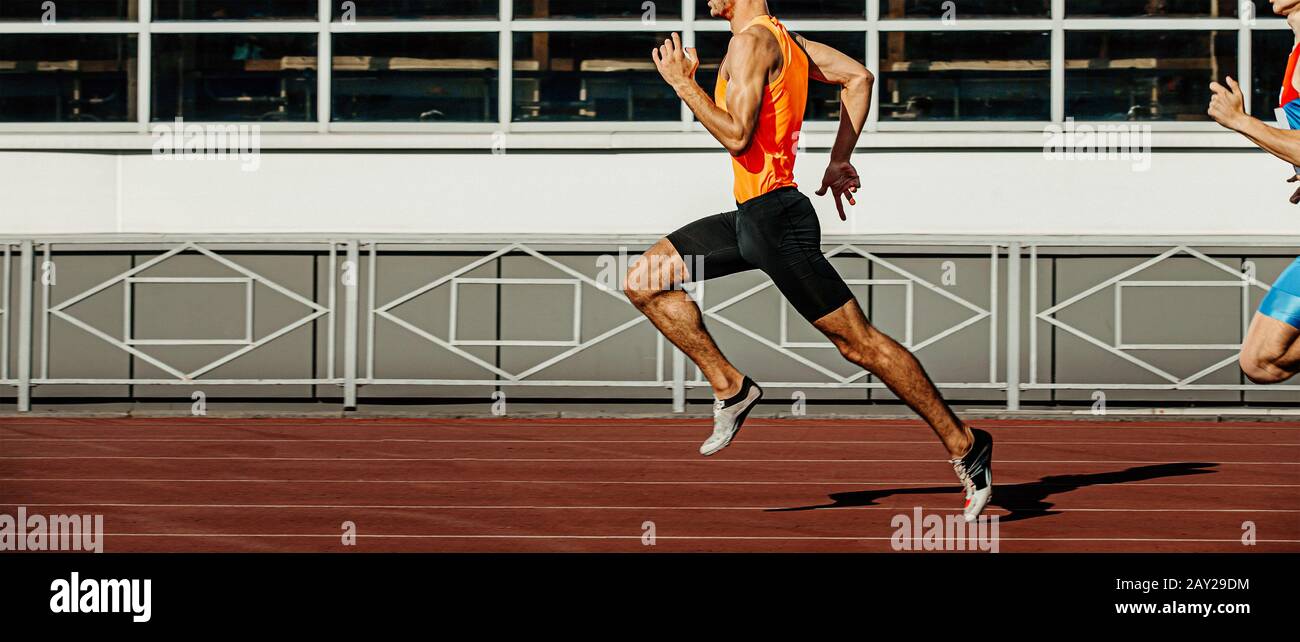 Leichtathletik-Wettbewerb Männer Läufer sprinten auf der Strecke Stockfoto