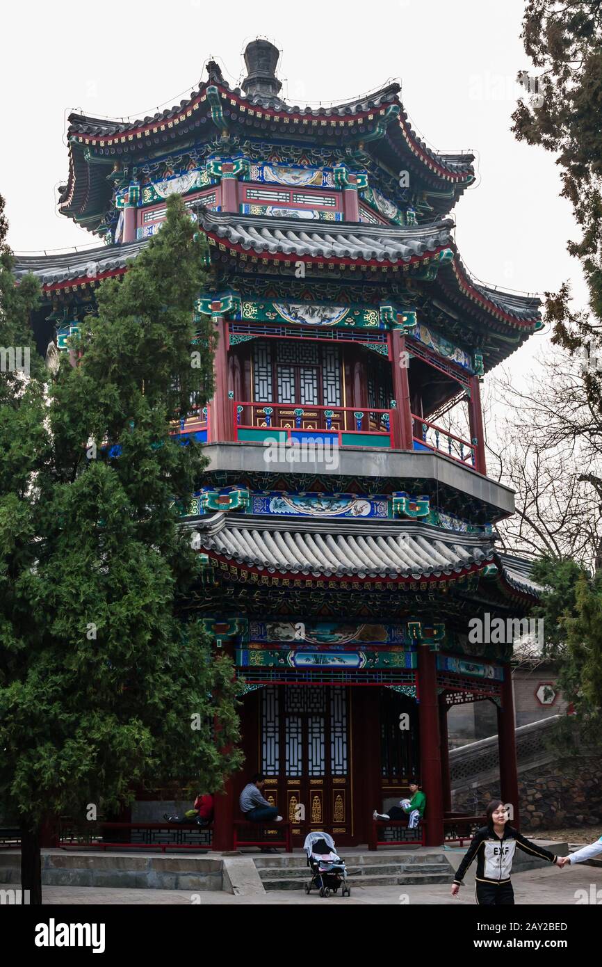 Ein Turm im klassischen chinesischen Baustil im Sommer-Palast-Komplex, Peking Stockfoto
