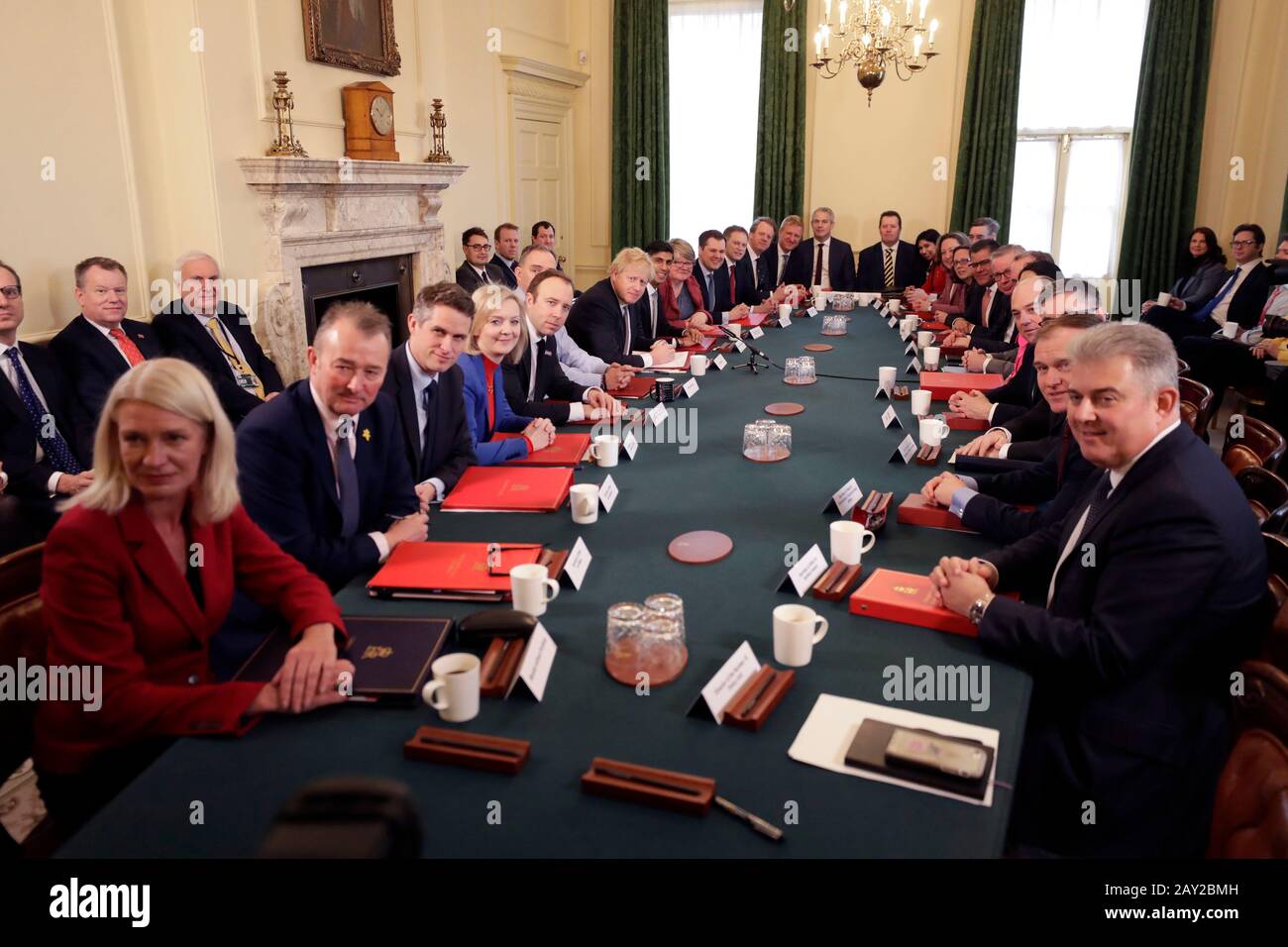 Premierminister Boris Johnson leitet das erste Kabinettstreffen in der 10 Downing Street, London, seit der Umschüffung. Stockfoto