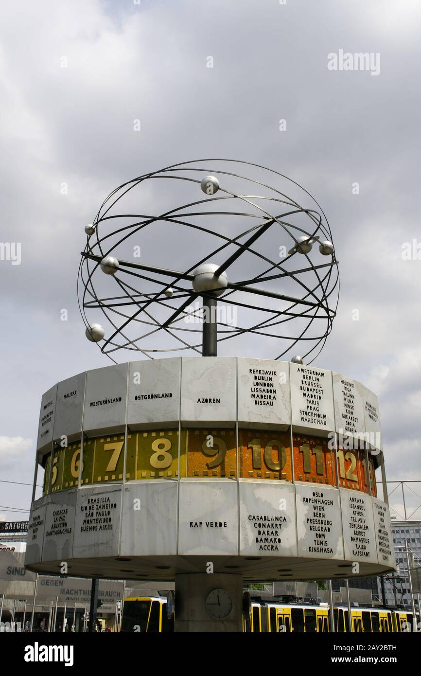 Urania-Worldclock am Alexanderplatz in Berlin, Stockfoto