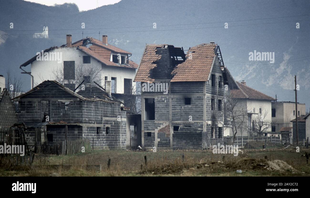 Januar 1994 Ethnische Säuberungen während des Krieges in Zentralbosnien: Verbrannte Häuser und Gebäude in Grbavica, am Stadtrand von Vitez, vier Monate zuvor von HVO-Truppen (bosnisch-kroat) angegriffen. Stockfoto