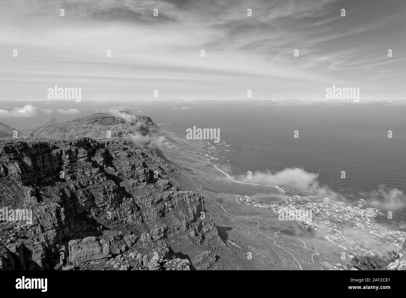 Ein verschnaustiger Tag auf dem Tafelberg, der die Küste hinunter in Richtung Hout Bay blickt Stockfoto