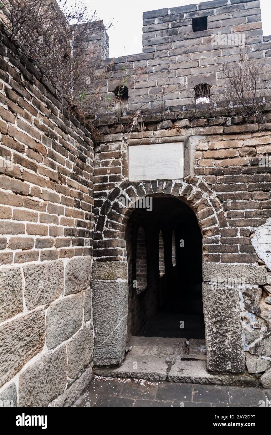 Ein Fragment der Chinesischen Mauer in Mutianyu mit einer Passage Stockfoto