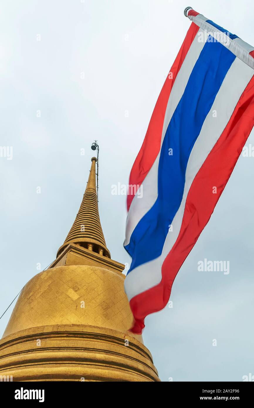 Die thailändische Flagge überfliegt den berühmten Wat Saket-Tempel in Bangkok, Thailand, der als Goldener Berg bekannt ist Stockfoto