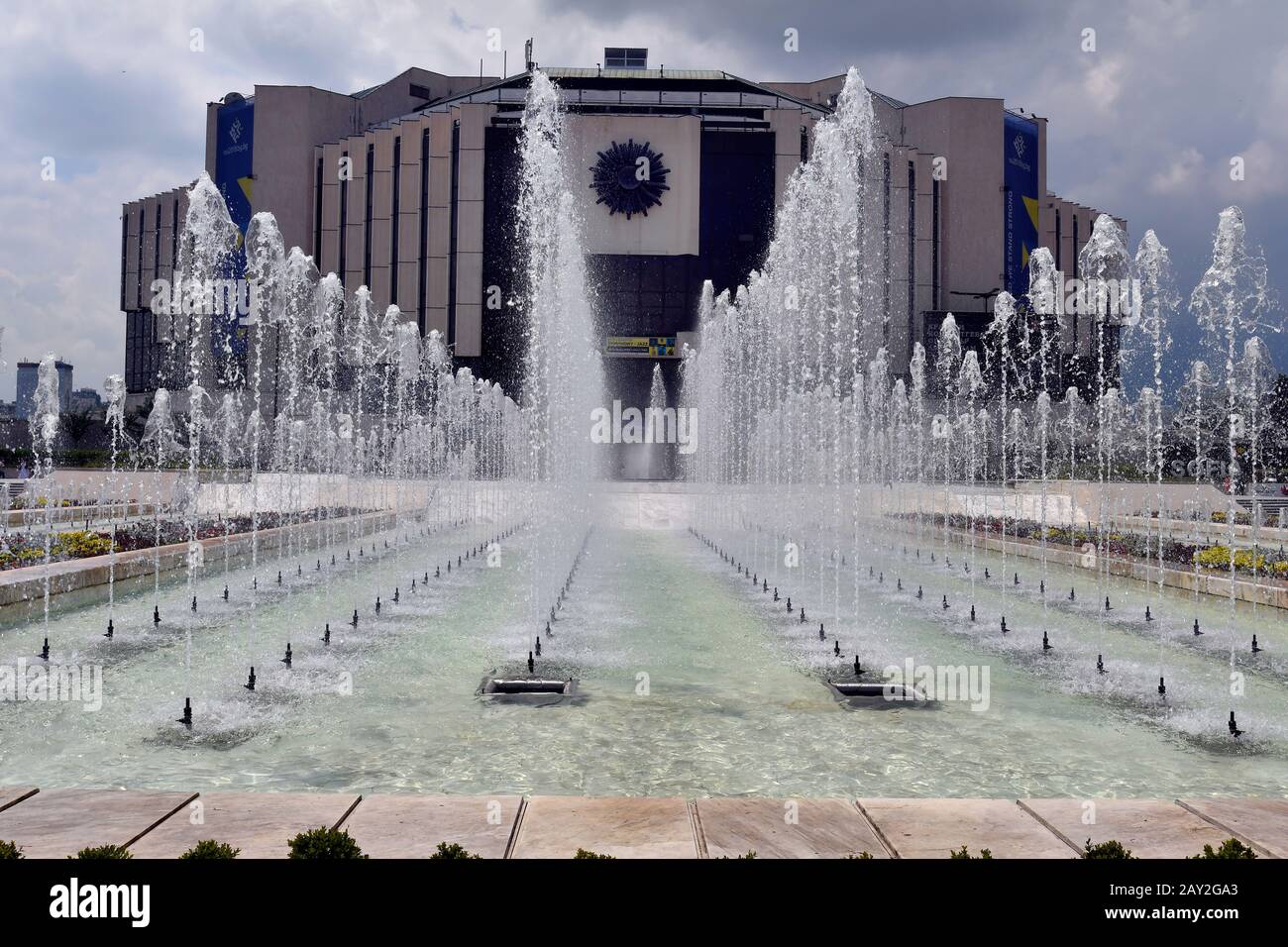 Sofia, Bulgarien - 16. Juni 2018: Beeindruckendes Gebäude und Springbrunnen, der Nationale Kulturpalast Stockfoto