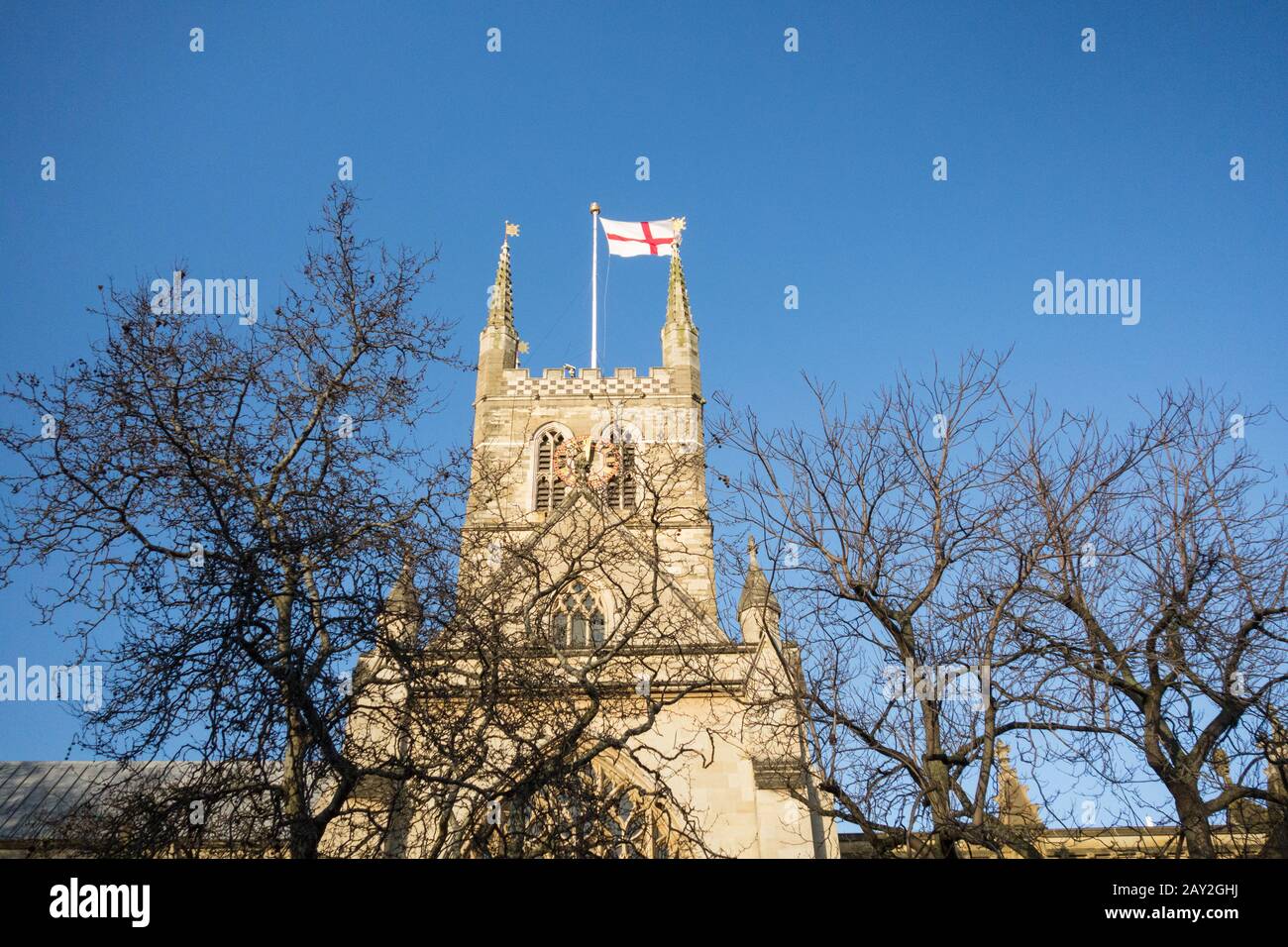 Ein Saint George's Cross, das auf der alten Southwark Cathedral in Southwark, London, Großbritannien, fliegt Stockfoto