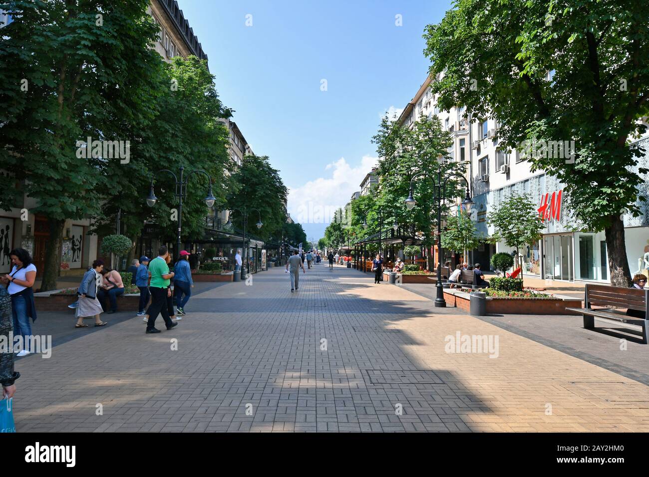 Sofia, Bulgarien - 16. Juni 2018: Nicht identifizierte Menschen auf dem Vitosha Boulevard, der Haupthandelsstraße im Zentrum von Sofia Stockfoto
