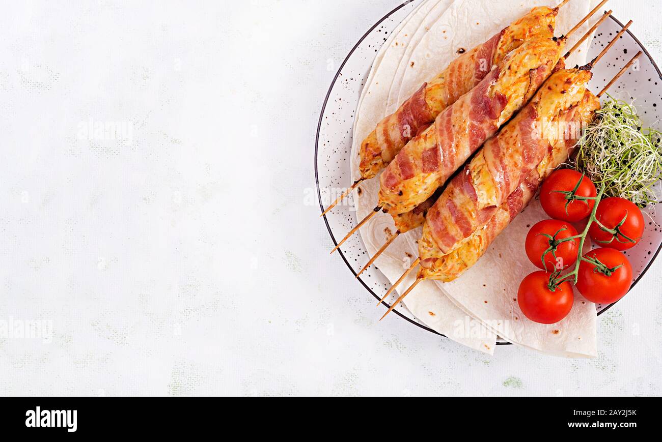 Gegrillte truthahn (Huhn) mit gehackten Lula Kebab mit Kürbisse, die in Speck auf dem Teller gewickelt sind. Draufsicht, Overhead Stockfoto
