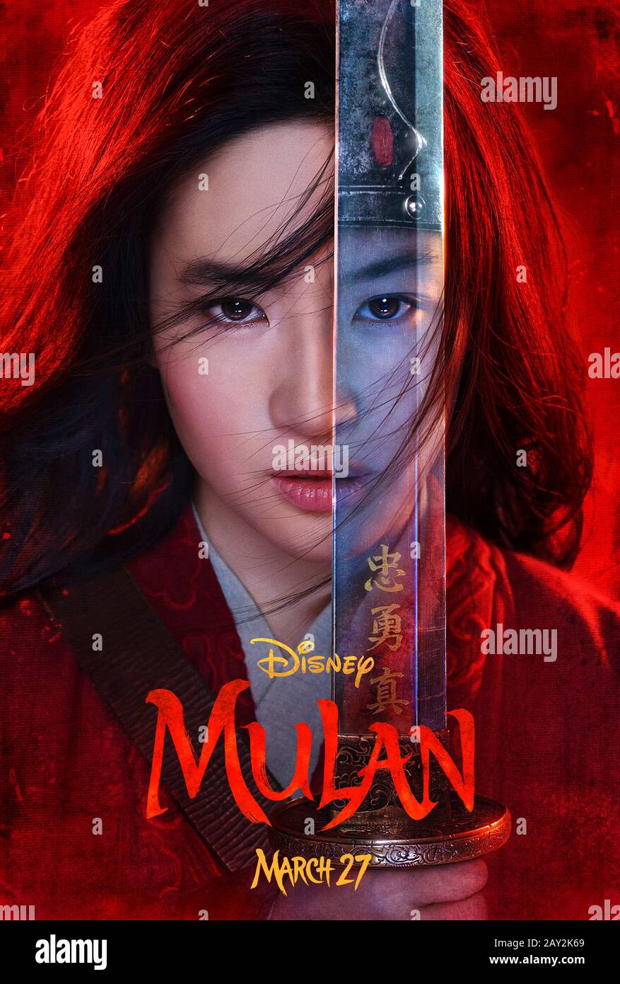 Mulan (2020) unter der Regie von Niki Caro und mit Yifei Liu, Donnie Yen, Jet Li und Li Gong in den Hauptrollen. Live-Action-Neustart von Disneys Animation von 1998 über eine Chinesin, die sich als Mann verkleidet, um ihren Vater zu retten. Stockfoto
