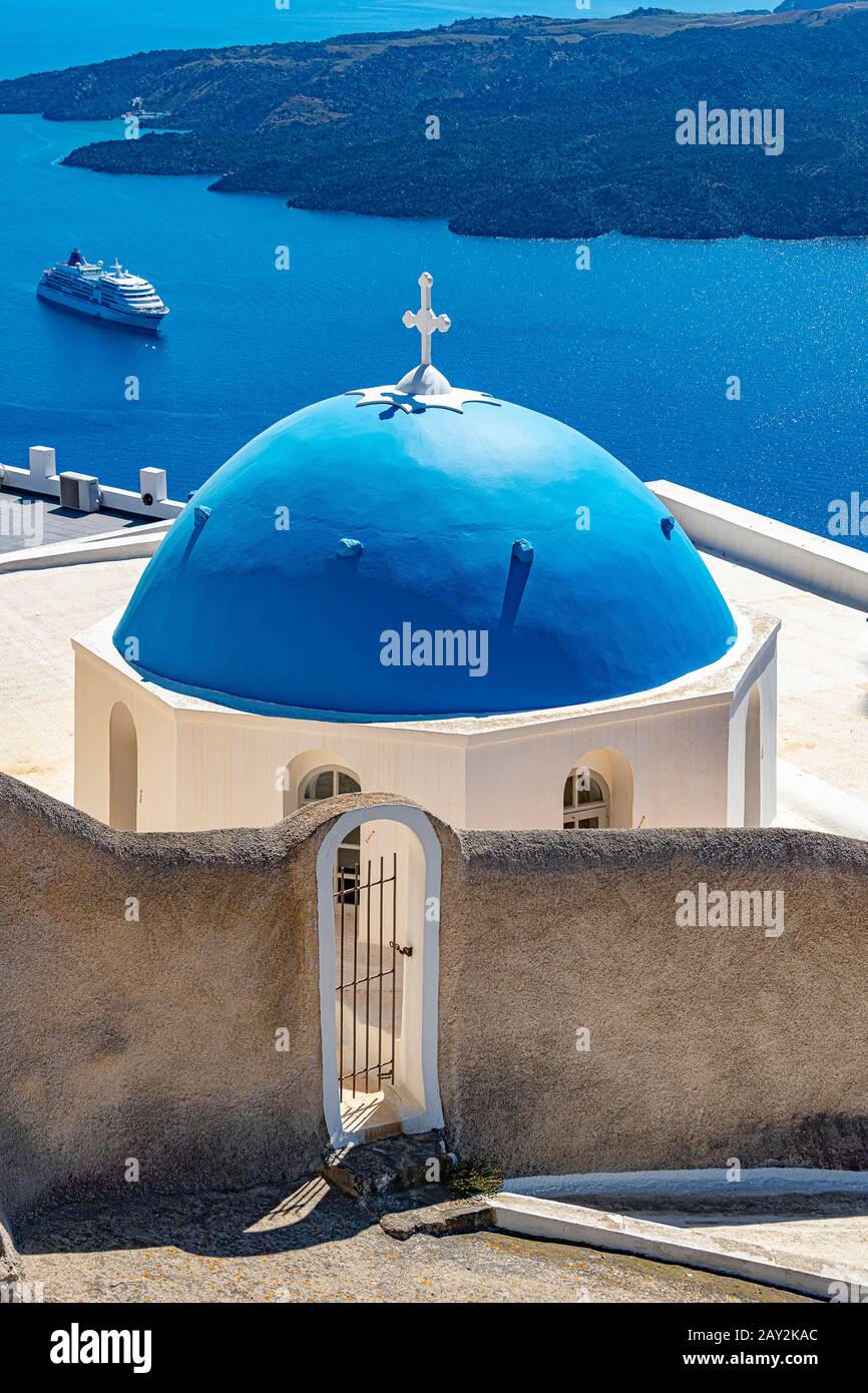 Blaues Kuppeldach der Kirche der drei Glocken, Santorini, Griechenland. Stockfoto