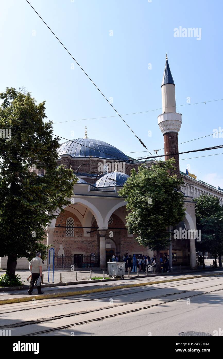 Sofia, Bulgarien - 16. Juni 2018: Nicht identifizierte Menschen in der Banya Bashi-Moschee, der größten Moschee Bulgariens Stockfoto