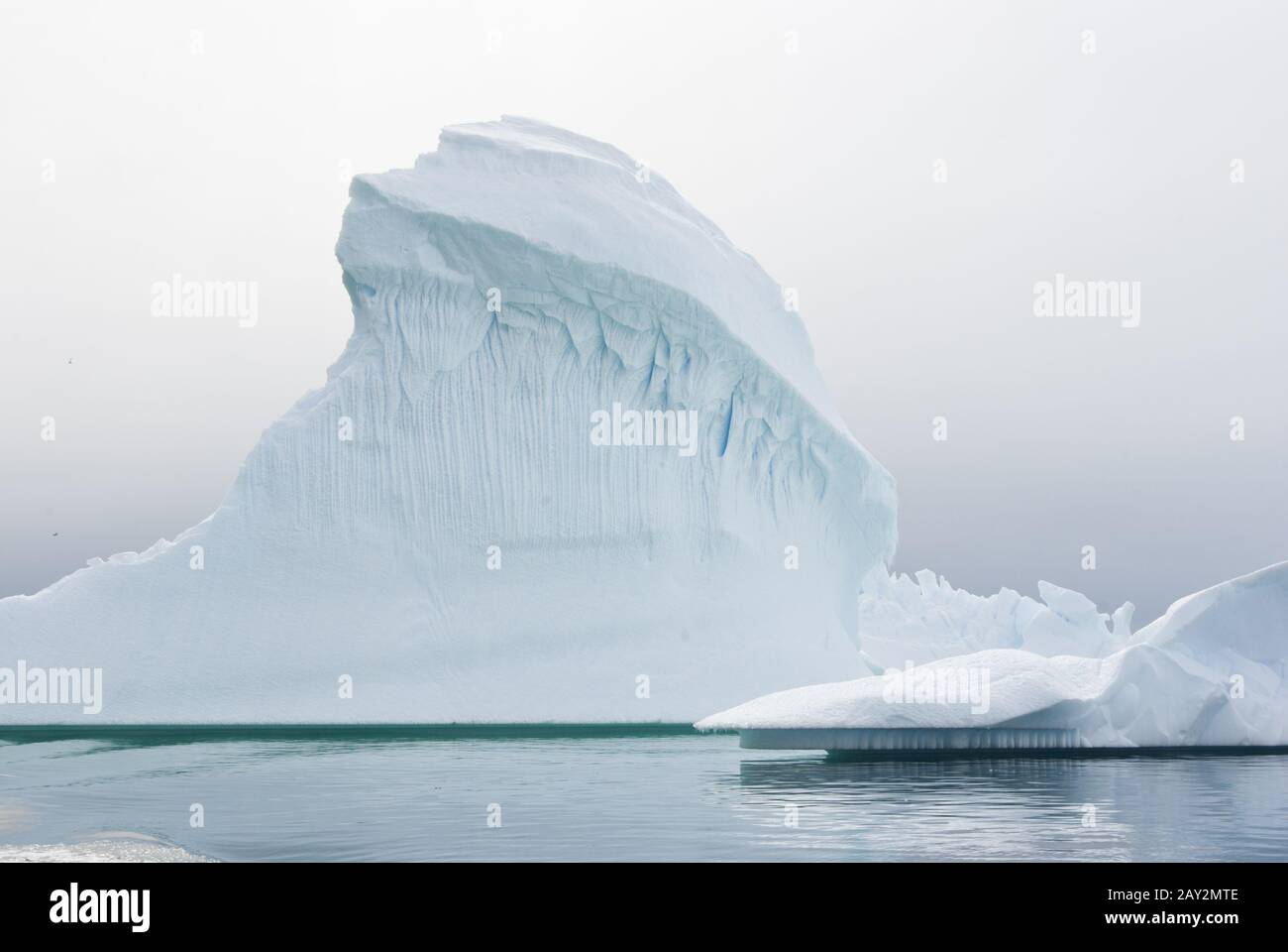 Eisberg in antarktischen Gewässern. Stockfoto