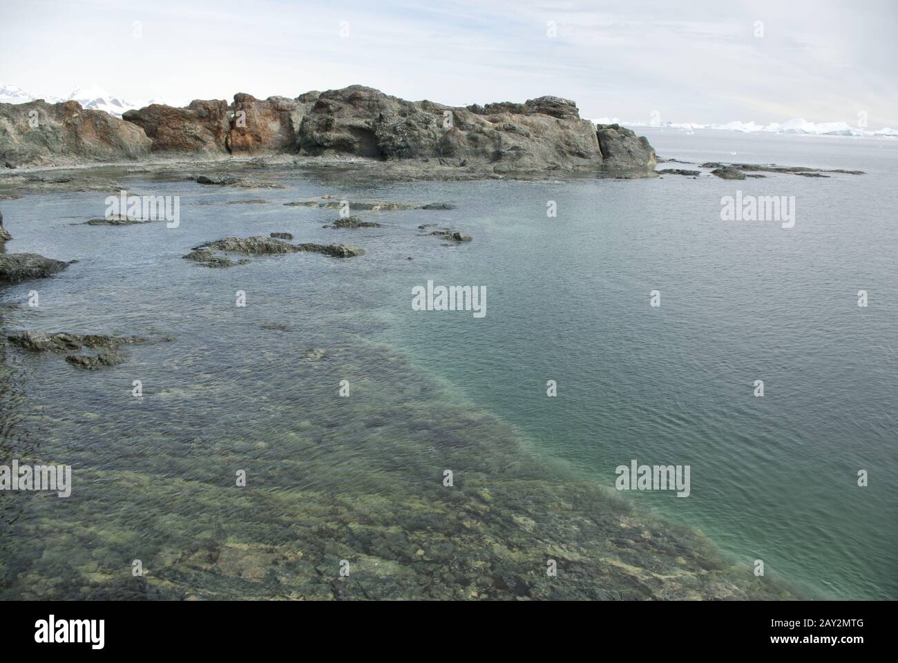 Küste der antarktischen Inseln im Sommertag. Stockfoto