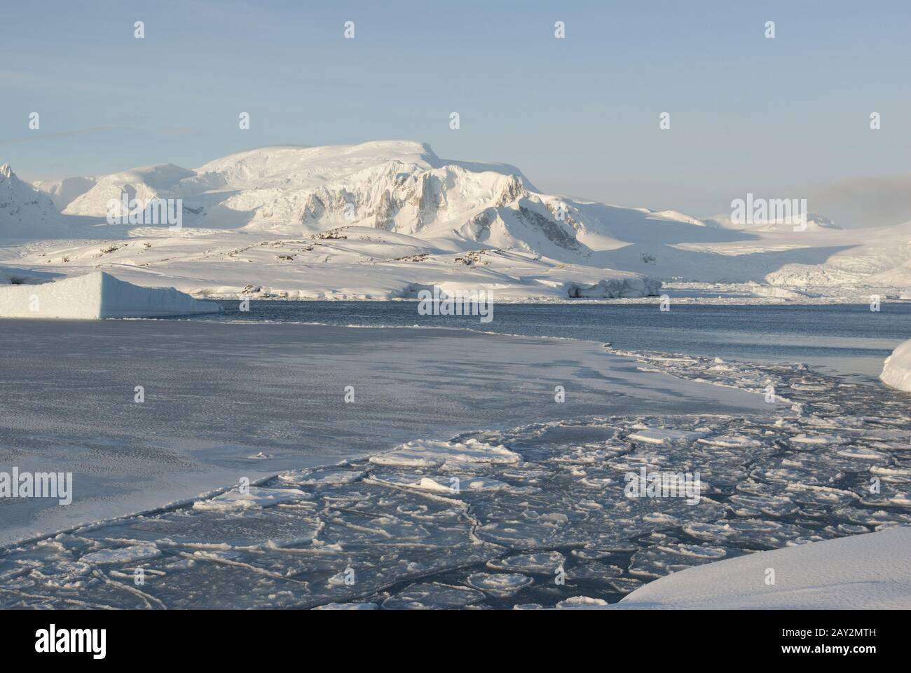 Wintertag der antarktischen Küste. Stockfoto