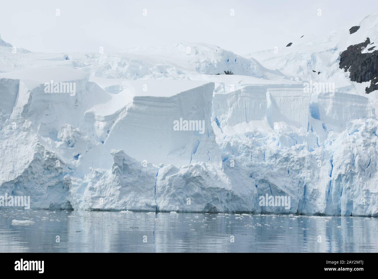 Eisschild an der antarktischen Küste. Stockfoto