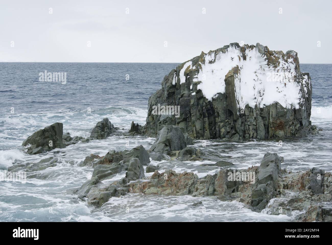Felseninsel im südlichen Ozean. Stockfoto