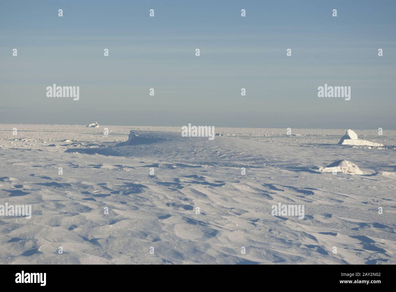 Schneebedeckter Winter in der antarktischen Wildnis. Stockfoto