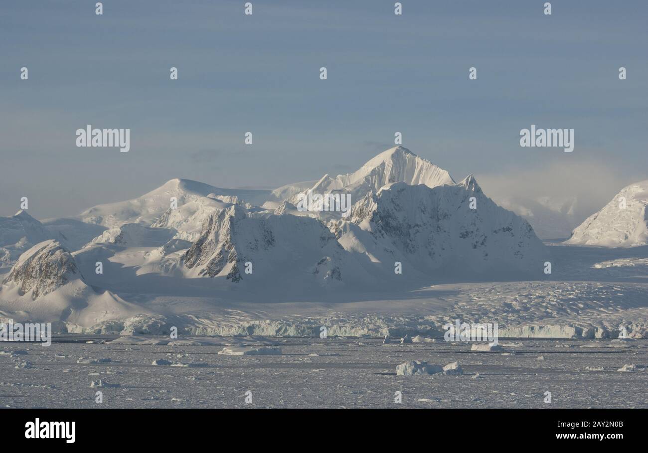 Antarktische Berge im Winter. Stockfoto