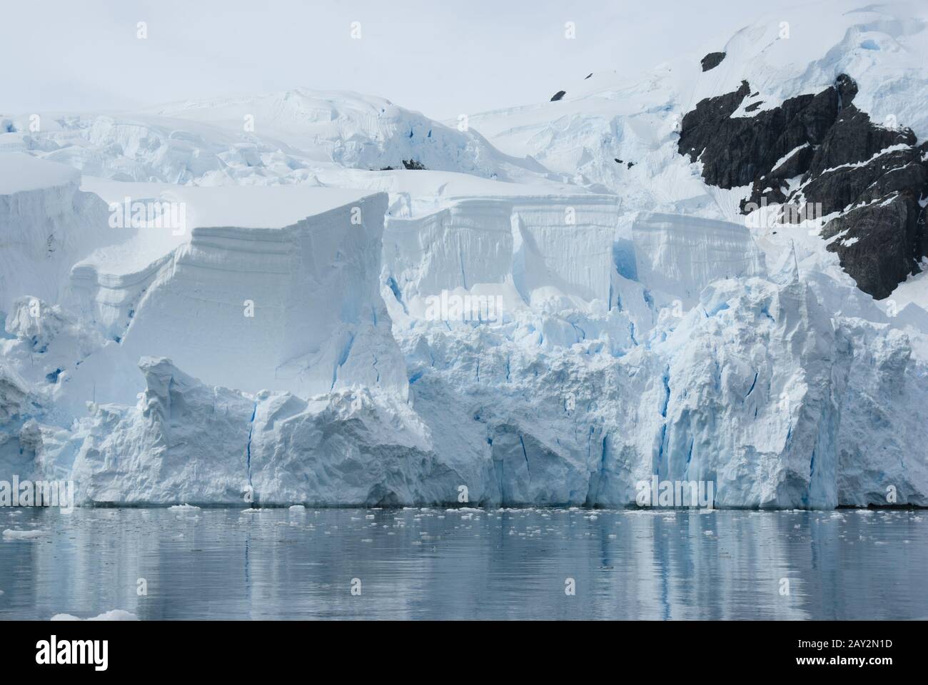 Eisberg bricht von einem Gletscher ab. Stockfoto