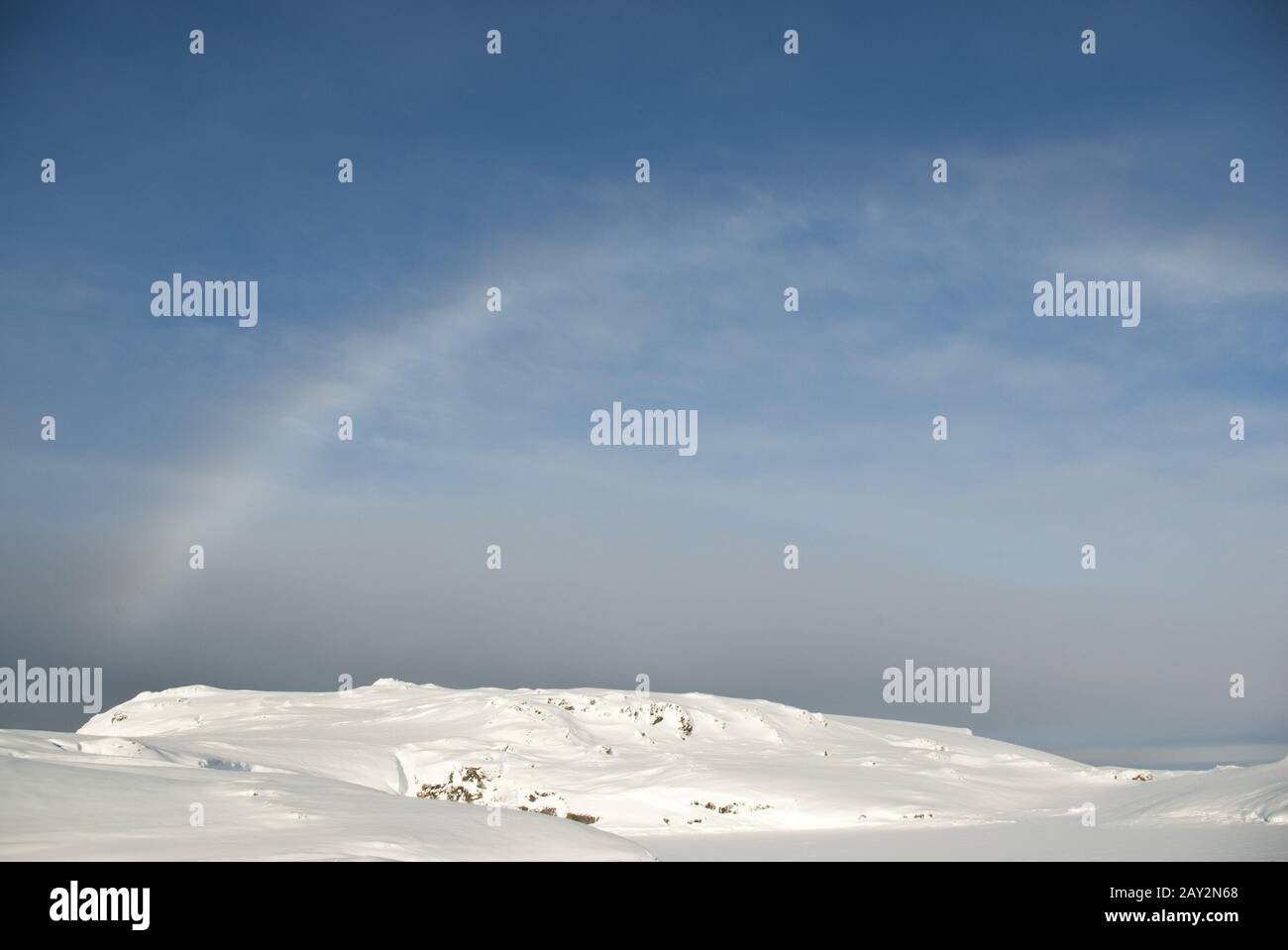 Regenbogen über schneebedeckten antarktischen Inseln. Stockfoto