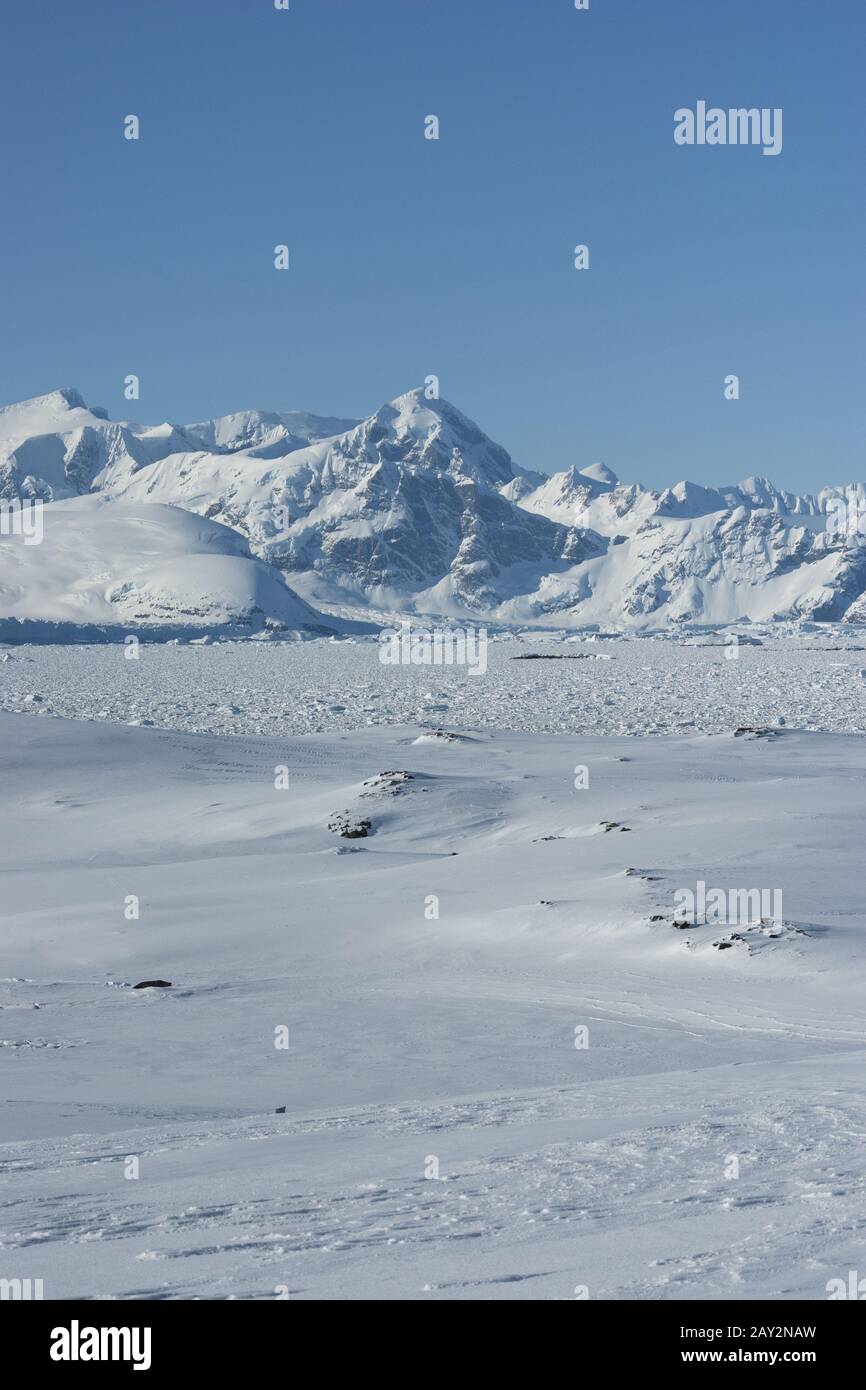 Schneebedeckte Berge gegen die verschneite Wildnis in Antarktida. Stockfoto
